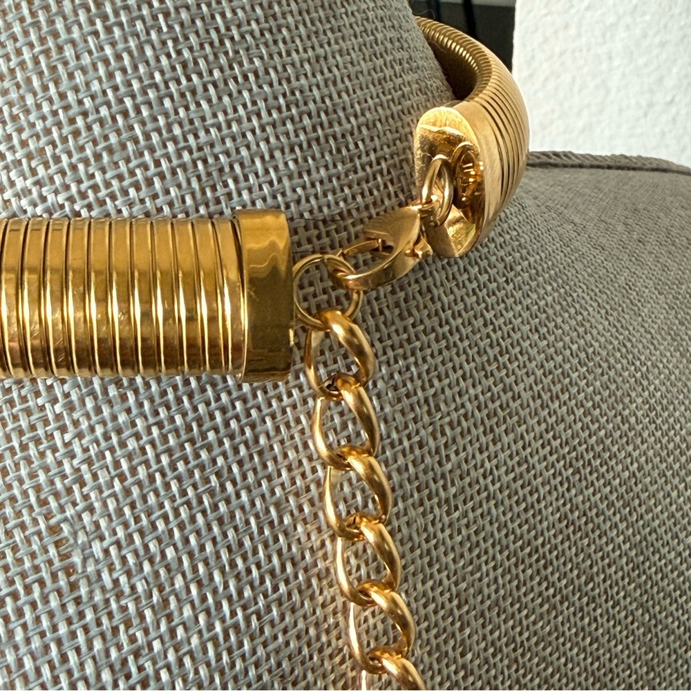 Gold Ribbed Collar Necklace - Picture 3 of 5